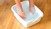 Ist die Entzündung noch leicht, hilft zunächst ein Fußbad in Wasser mit Seife. Wichtig ist es, den Fuß danach gut abzutrocknen.