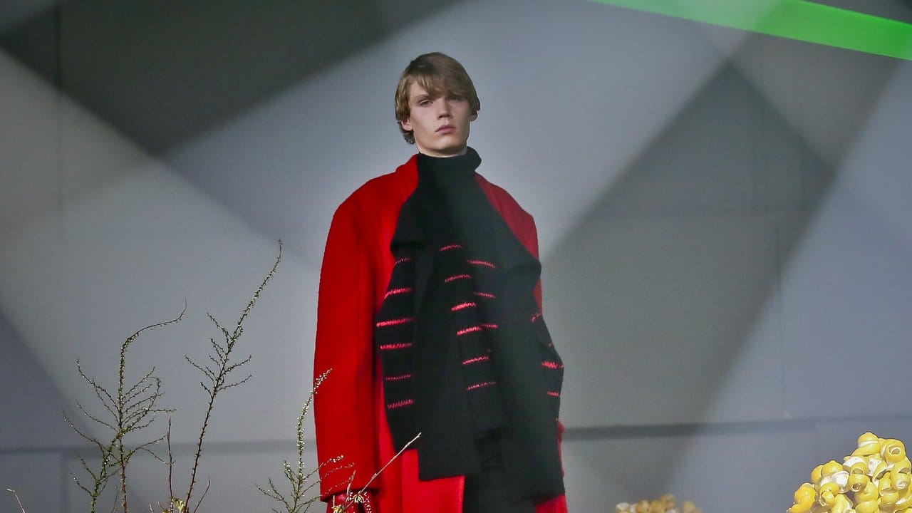 Ein Model trägt im Rahmen der New York Fashion Week eine Kreation von Raf Simons.