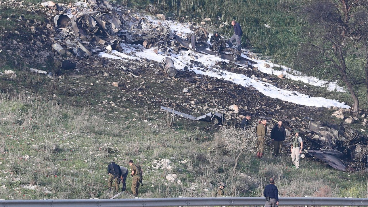 Überreste eines israelischen F-16 Kampfflugzeugs an der Absturzstelle bei Harduf.