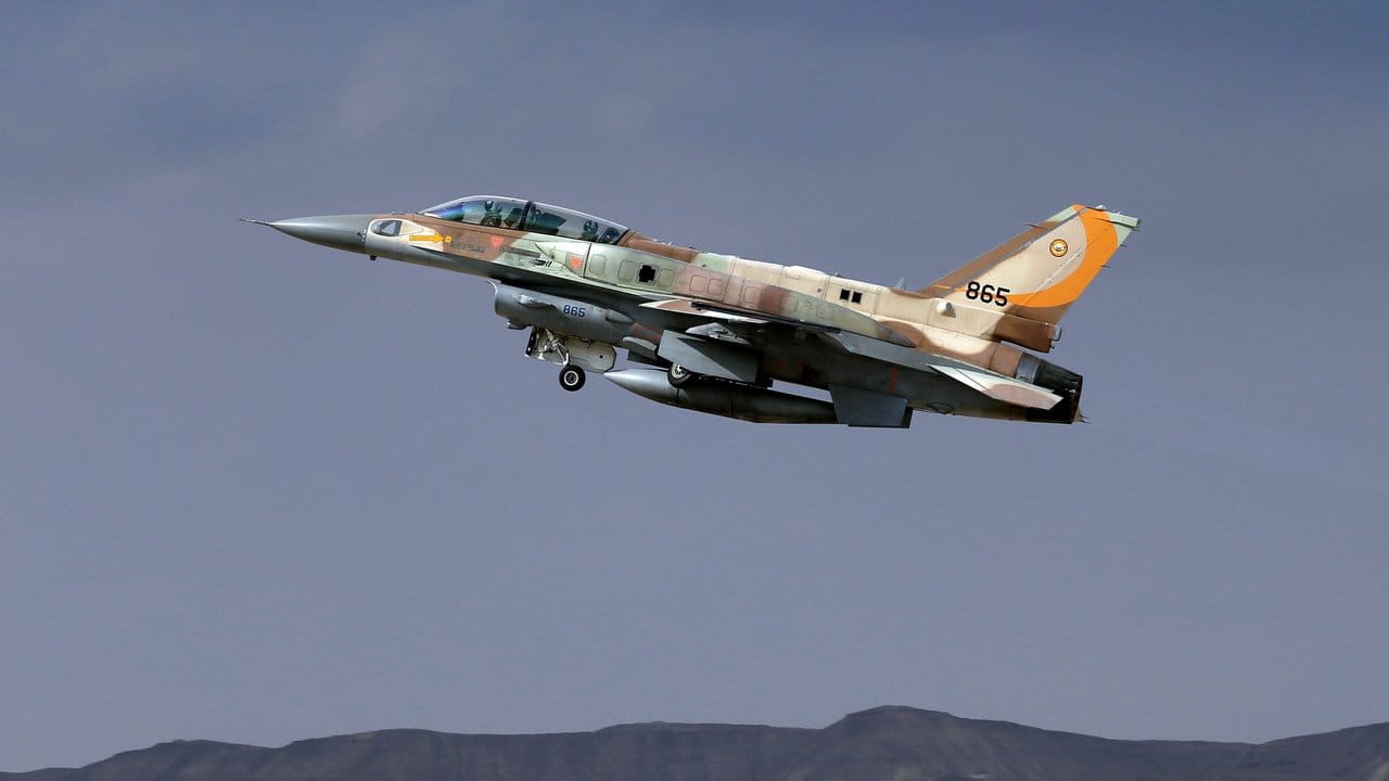 Israelisches Kampfflugzeug der Klasse F-16.