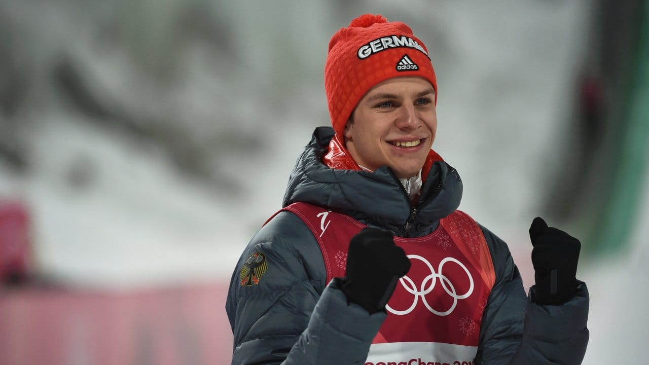 Andreas Wellinger jubelt nach dem Gewinn der Goldmedaille bei der Siegerehrung. Andreas Wellinger jubelt nach dem Gewinn der Goldmedaille bei der Siegerehrung.