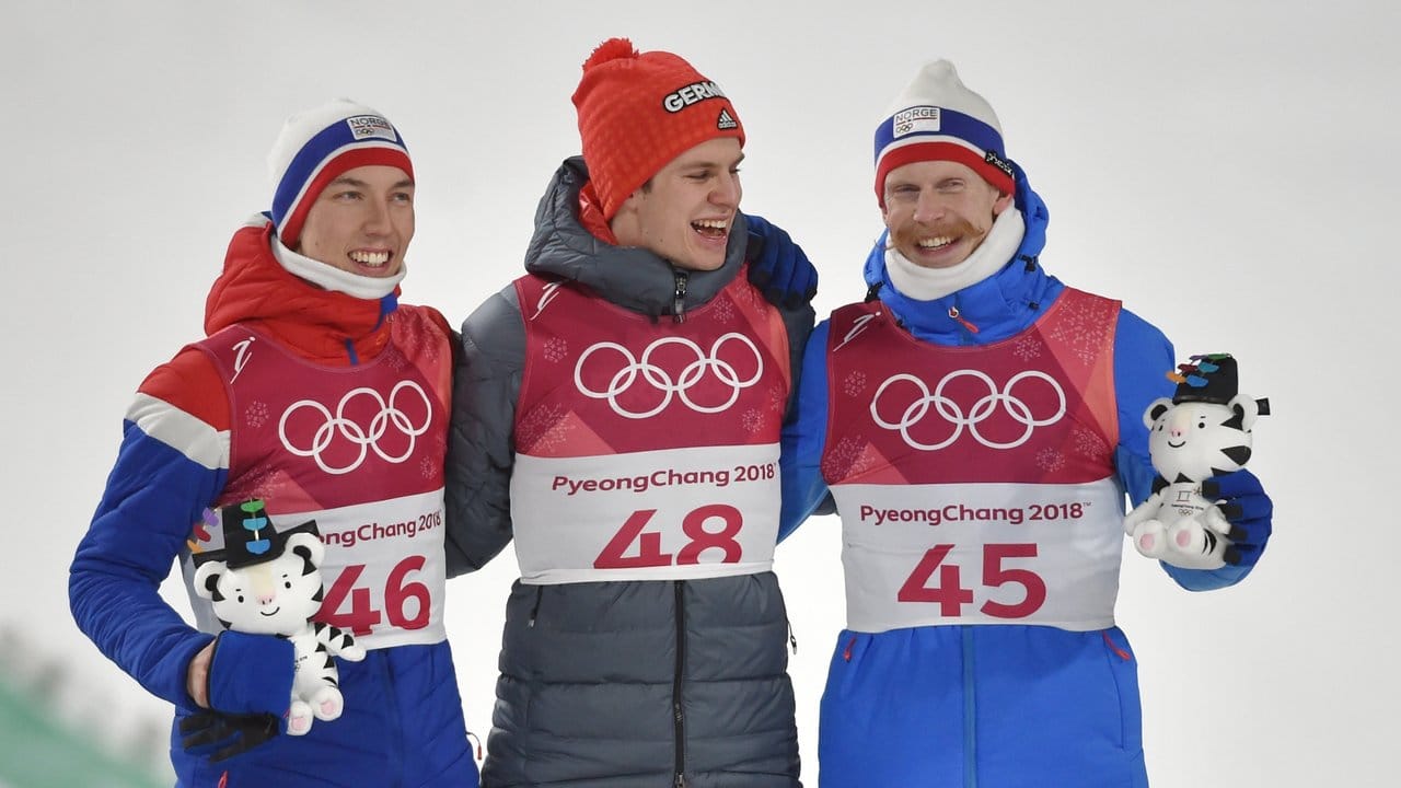 Olympiasieger Andreas Wellinger (M) posiert zwischen den Norwegern Robert Johansson (r) Johann Andre Forfang. Olympiasieger Andreas Wellinger (M) posiert zwischen den Norwegern Robert Johansson (r) Johann Andre Forfang.