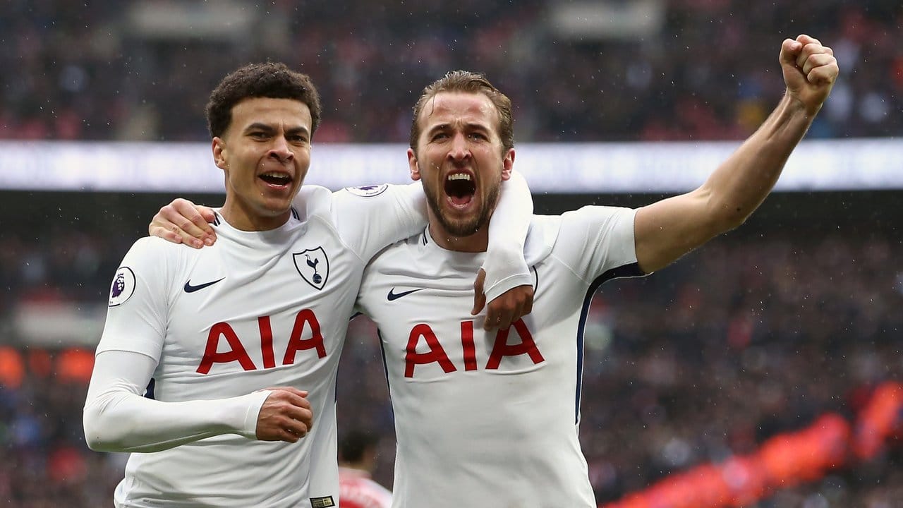 Tottenhams Harry Kane (r) freut sich mit seinem Teamkollegen Dele Alli über seinen Treffer zum 1:0.
