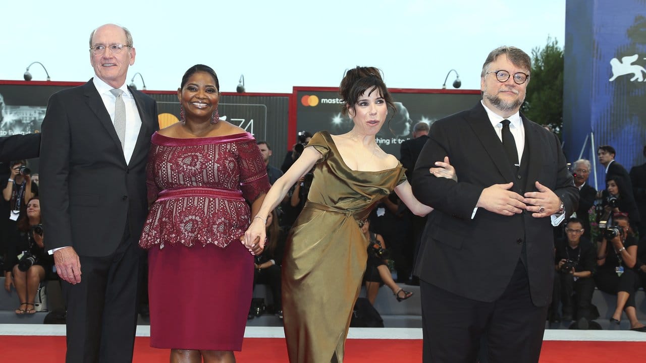 Guillermo del Toro (r-l), Sally Hawkins, Octavia Spencer und Richard Jenkins stellen ihren Film "Shape of Water" in Venedig vor.