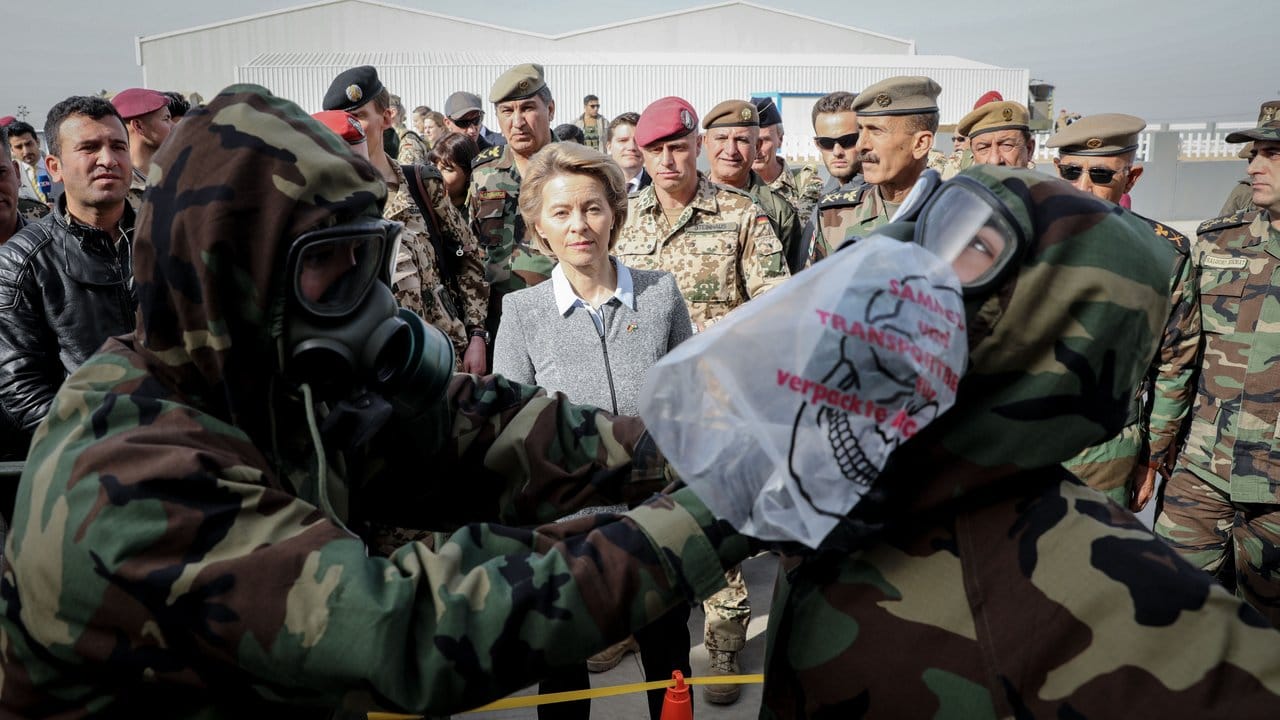 Verteidigungsministerin Ursula von der Leyen zu Besuch in Erbil: Kurdische Soldaten demonstrieren bei einer Übung die Dekontamination ihrer ABC-Schutzkleidung. Verteidigungsministerin Ursula von der Leyen zu Besuch in Erbil: Kurdische Soldaten demonstrieren bei einer Übung die Dekontamination ihrer ABC-Schutzkleidung.