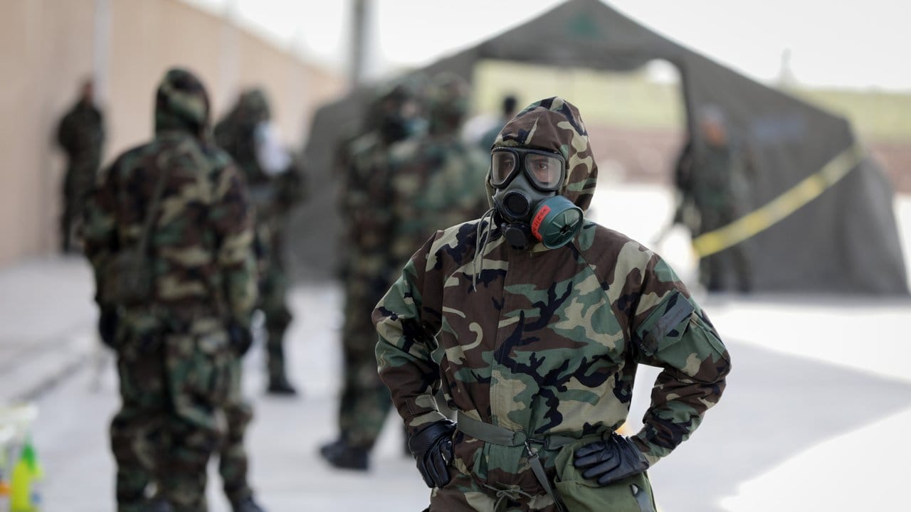Übung: Kurdische Soldaten in ABC-Schutzkleidung in Erbil. Übung: Kurdische Soldaten in ABC-Schutzkleidung in Erbil.