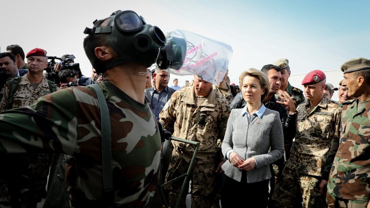 Von der Leyen besucht das Ertüchtigungsprojekt der Bundeswehr für Peschmerga Soldaten. Von der Leyen besucht das Ertüchtigungsprojekt der Bundeswehr für Peschmerga Soldaten.