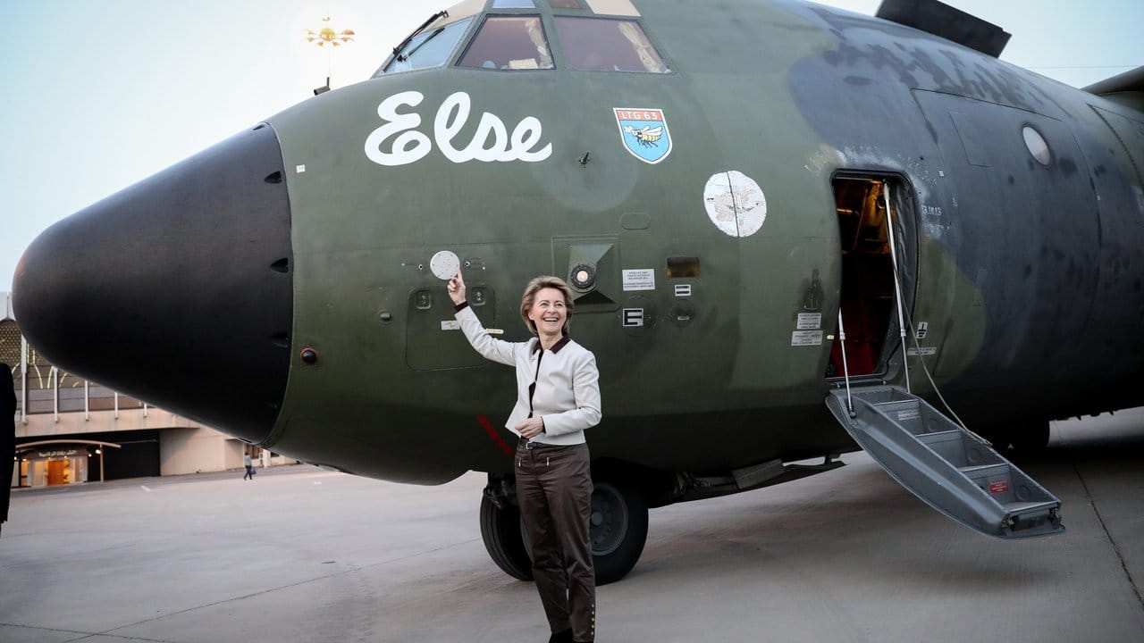 Verteidigungsministerin von der Leyen steht vor ihrem Weiterflug vor der Transall der Bundeswehr mit dem Namen "Else". Verteidigungsministerin von der Leyen steht vor ihrem Weiterflug vor der Transall der Bundeswehr mit dem Namen "Else".