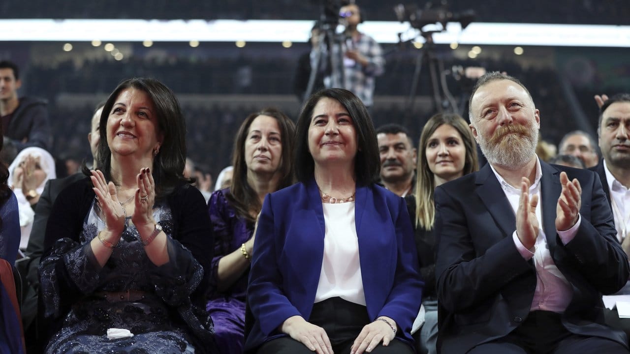 Pervin Buldan (l) und Sezai Temelli (r) sind die beiden neuen Vorsitzenden der pro-kurdischen Oppositionspartei HDP.