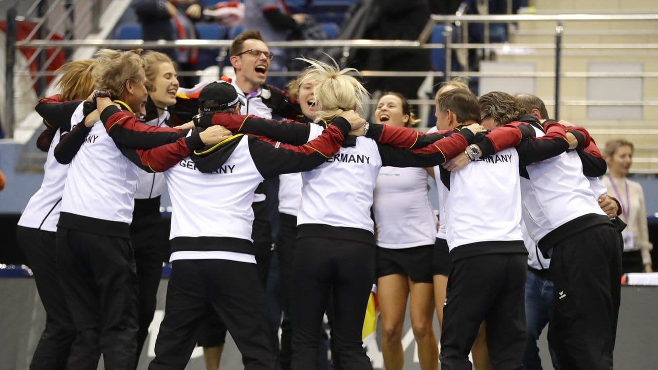 Das deutsche Team feiert mit einem Jubeltanz im Kreis den Sieg über Weißrussland im Fed Cup. Das deutsche Team feiert mit einem Jubeltanz im Kreis den Sieg über Weißrussland im Fed Cup.