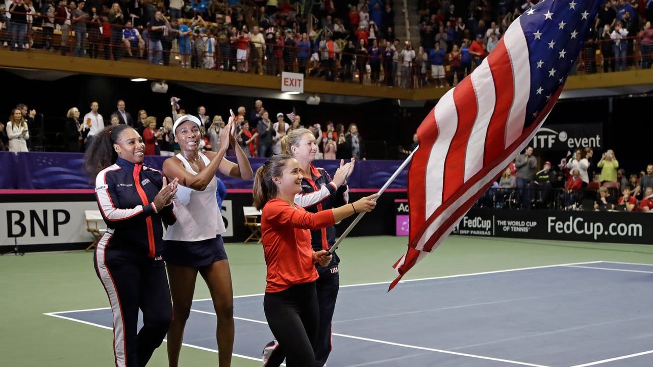 Lauren Davis aus den USA trägt nach dem Sieg der USA das Sternenbanner. Lauren Davis aus den USA trägt nach dem Sieg der USA das Sternenbanner.