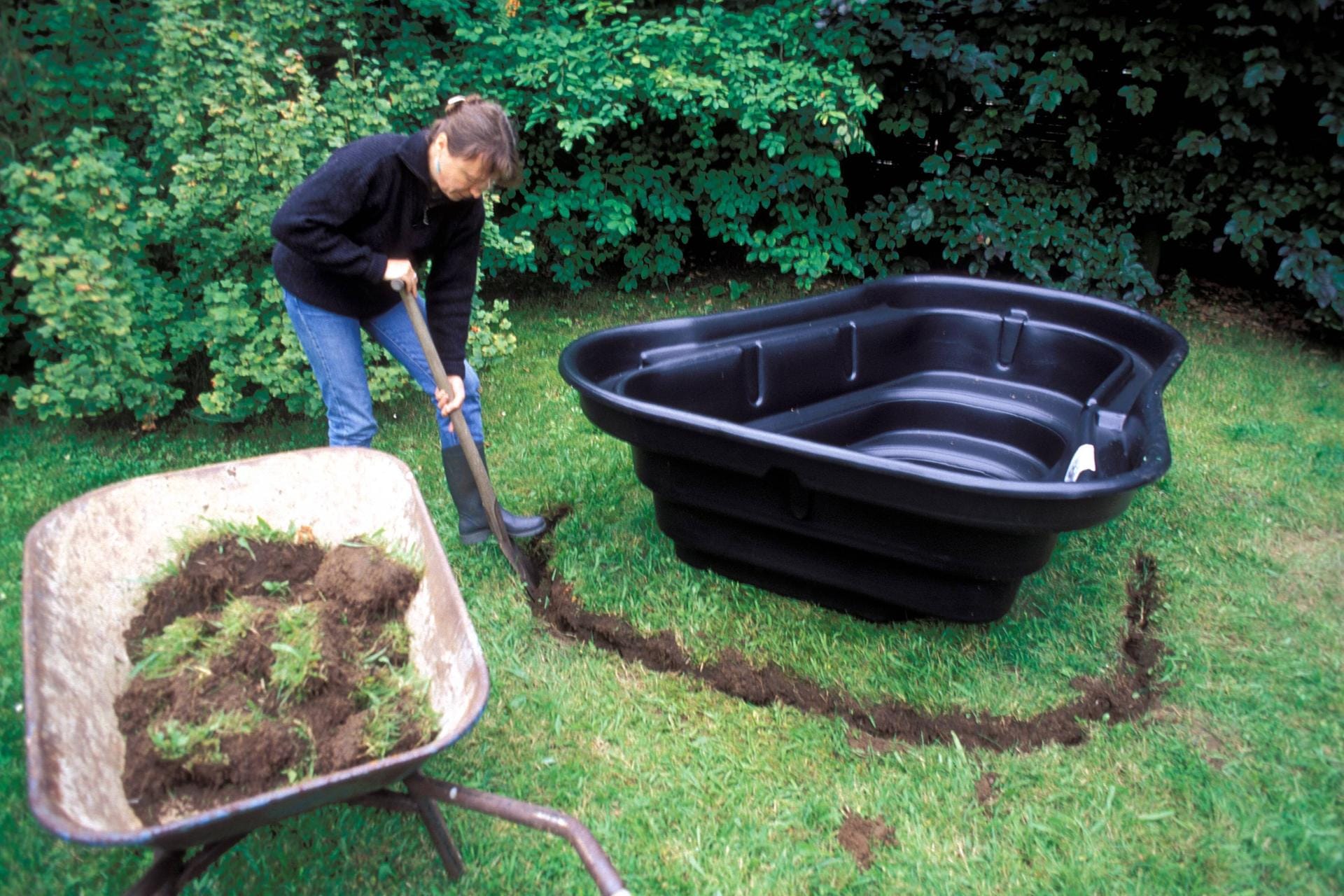 Anlegen eines Fertig-Gartenteiches: Zuerst wird die Grube für das Teichbecken ausgehoben.