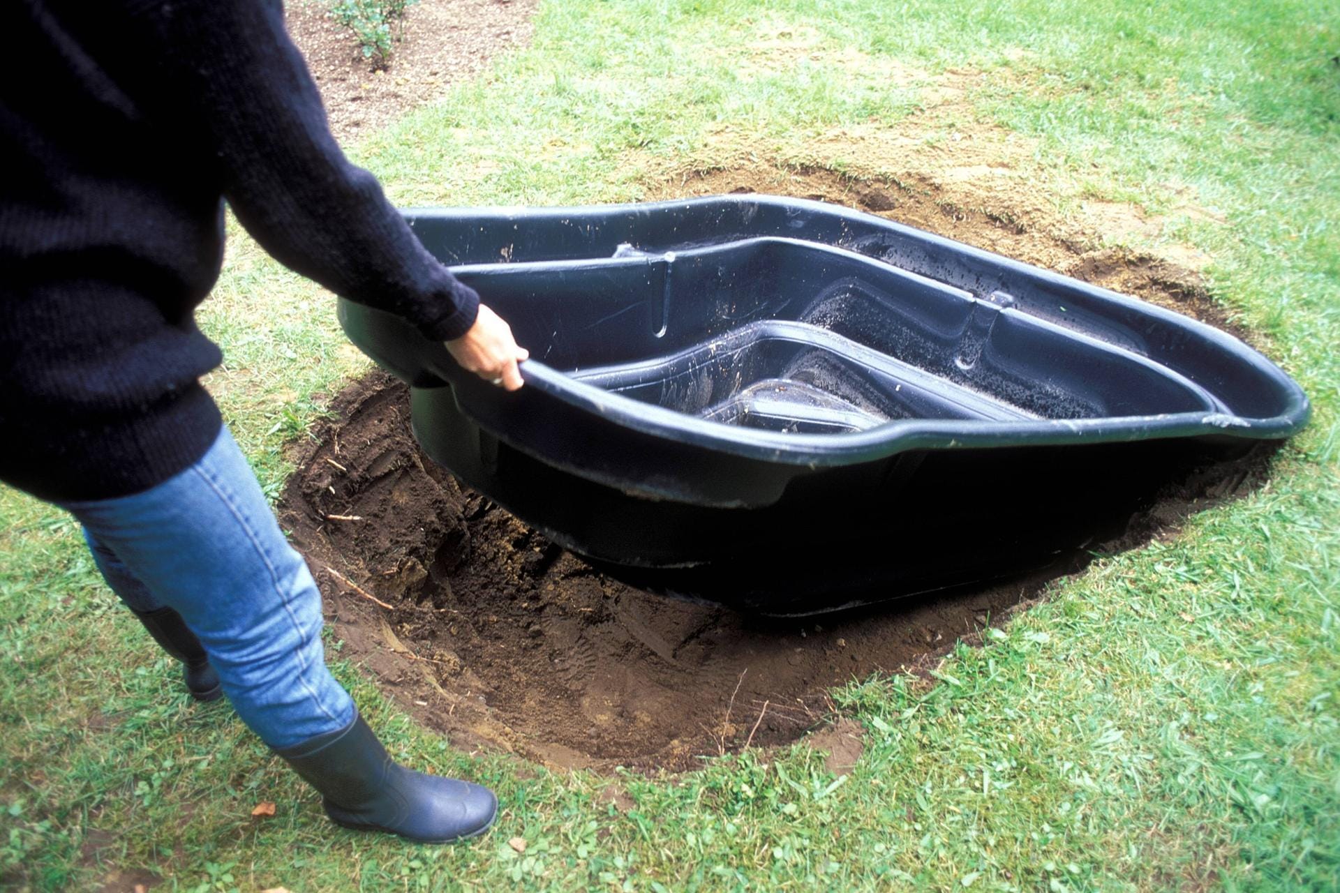 Anlegen eines Fertig-Gartenteiches: Danach kann das Teichbecken in der Grube platziert werden.