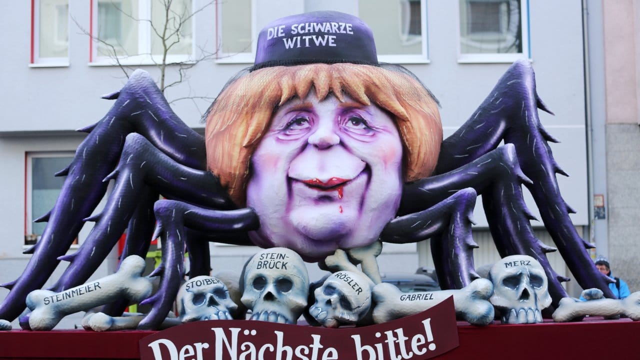 Bundeskanzlerin Angela Merkel als "Schwarze Witwe" beim Rosenmontagszug in Düsseldorf.
