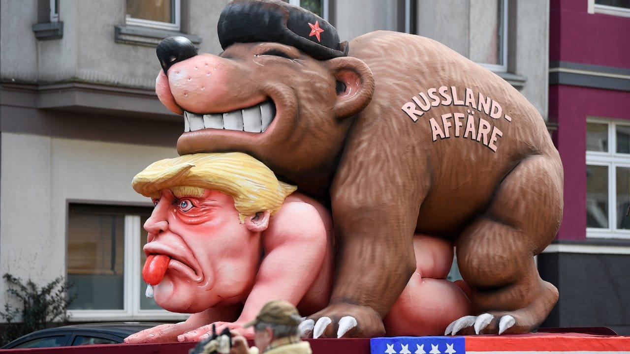 Immer ein beliebtes Motiv: US-Präsident Trump auf einem Mottowagen in Düsseldorf.