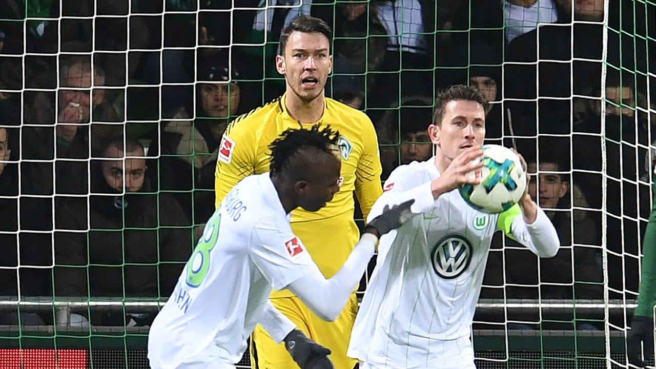Wolfsburgs Paul Verhaegh hält nach seinem Treffer im Spiel bei Werder Bremen den Ball in der Hand.