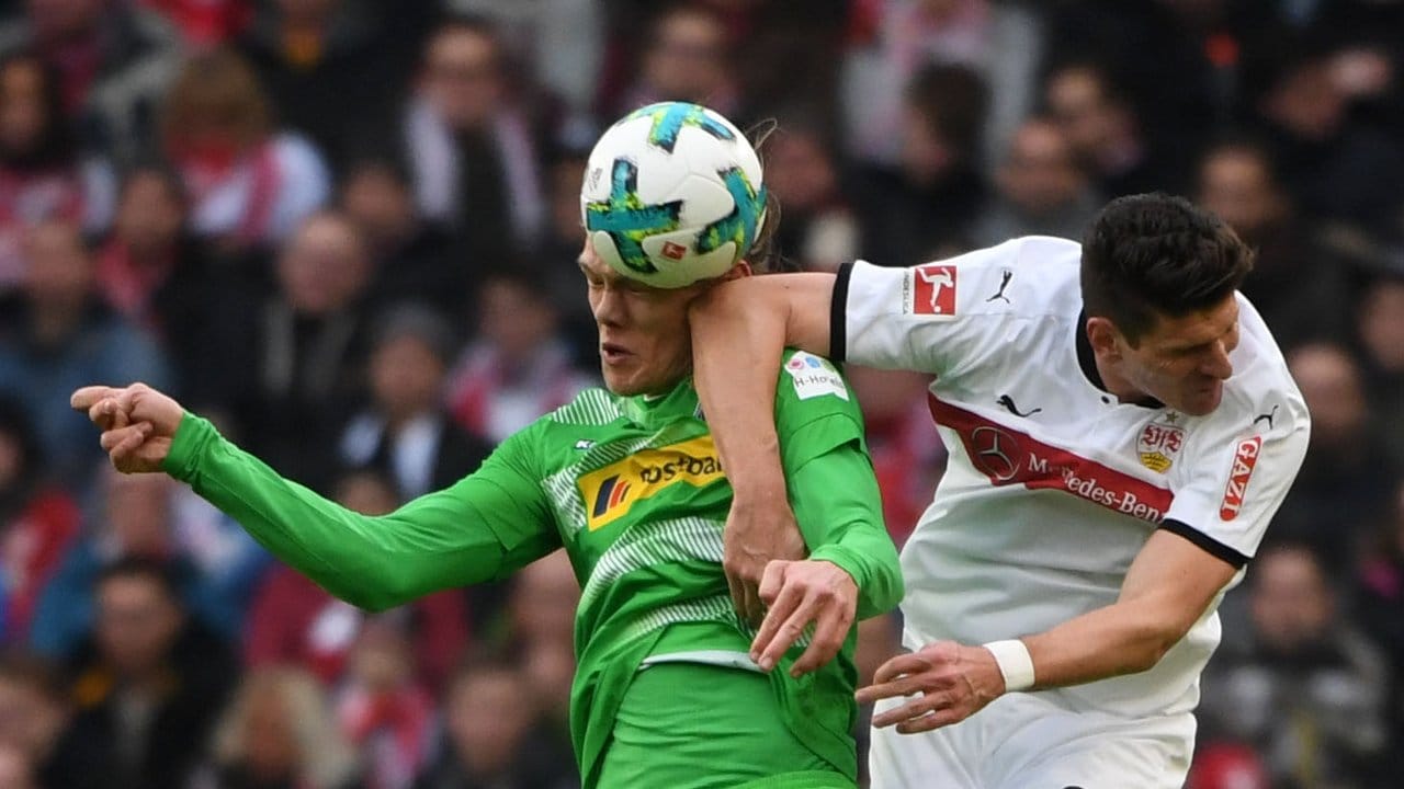 Duell zwischen VfB-Spieler Mario Gomez (r) und Jannik Vestergaard.