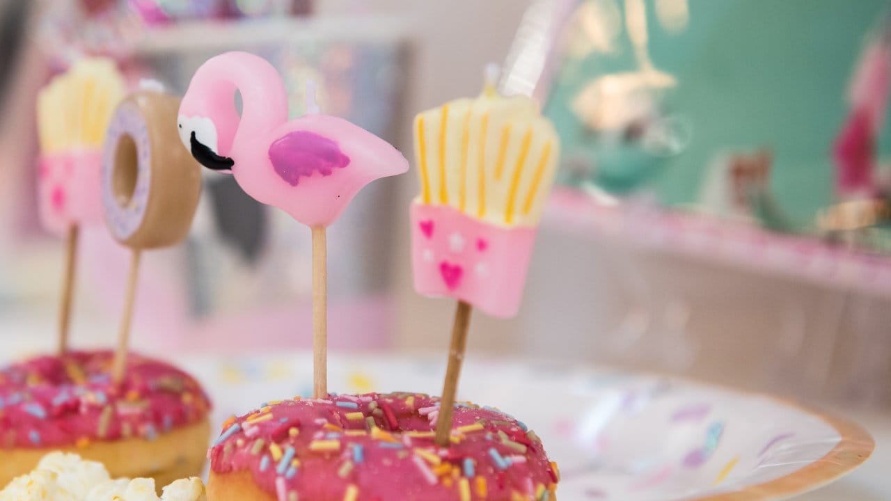 Party mit dem rosa Vogel: Vor allem bei den Dekorationen für Geburtstags- und Mottofeiern könnte der Flamingo dem Einhorn 2018 den Rang ablaufen.