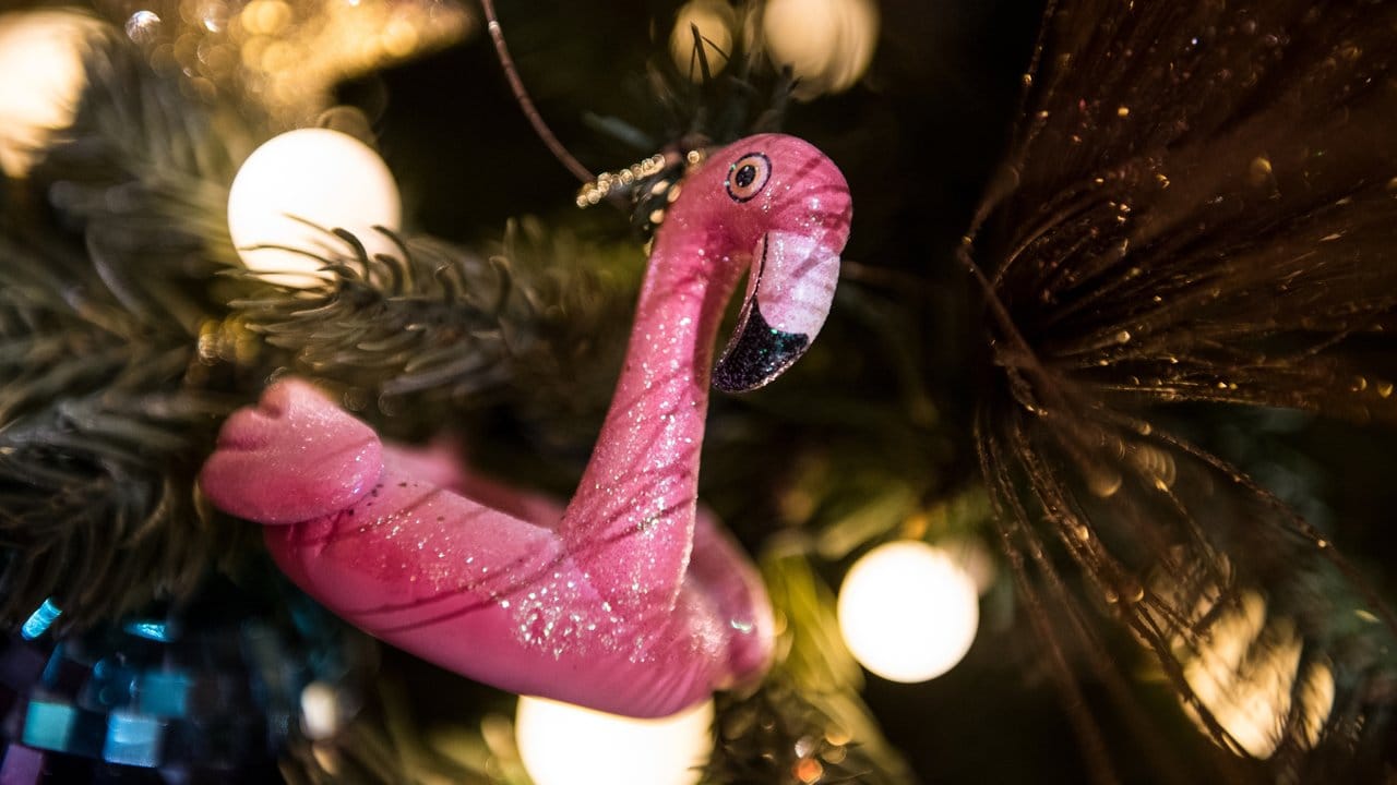 Auch Weihnachten 2018 soll der Flamingo eine Rolle spielen: Er hängt künftig im Baum - zumindest wenn es nach dem Hersteller Goodwill geht.