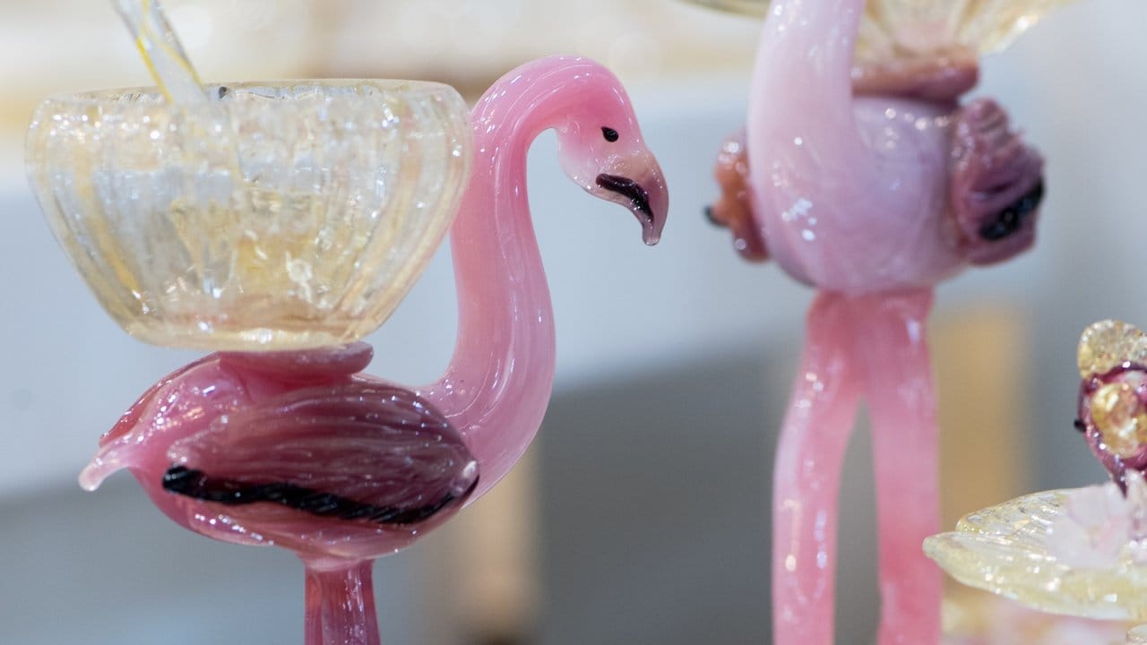 Fröhliche Dekoration für den Esstisch: Der Flamingo trägt einen Dessertbecher bei der italienischen Firma Cose Belle Cose Rare.