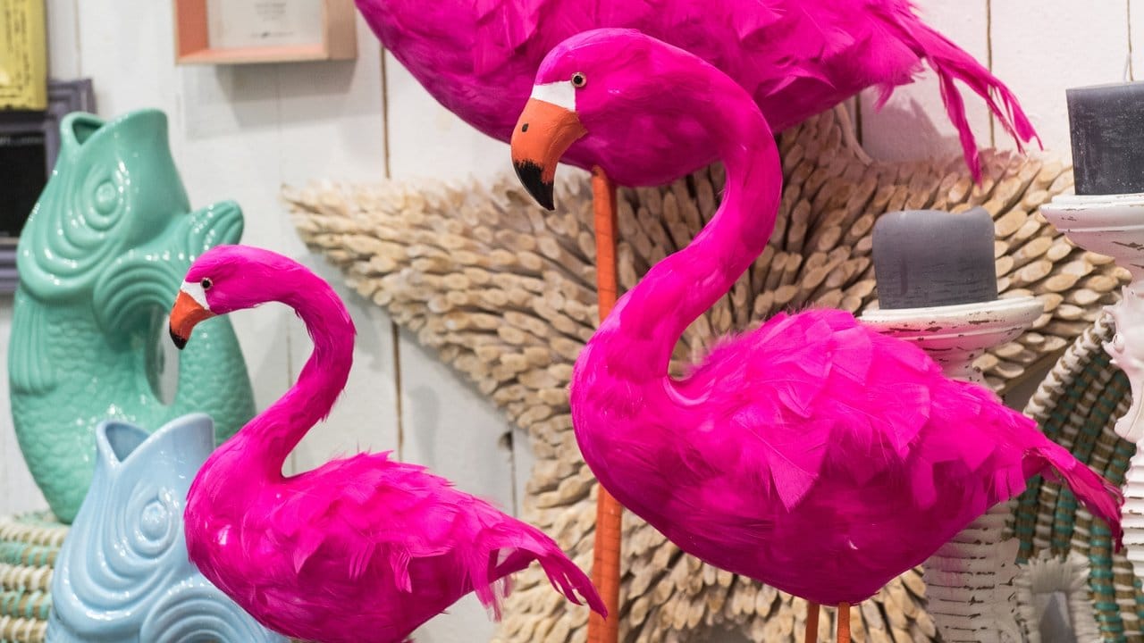 Dazu gehört Mut: So mancher Hersteller hat Flamingos als lebensgroße Skulptur für den Wohnraum aktuell im Sortiment.
