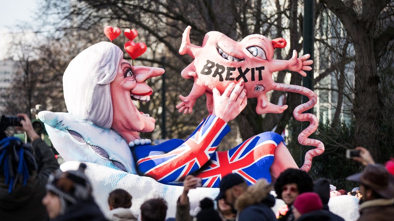 Mottowagen mit der Figur von Theresa May im Düsseldorfer Karneval.