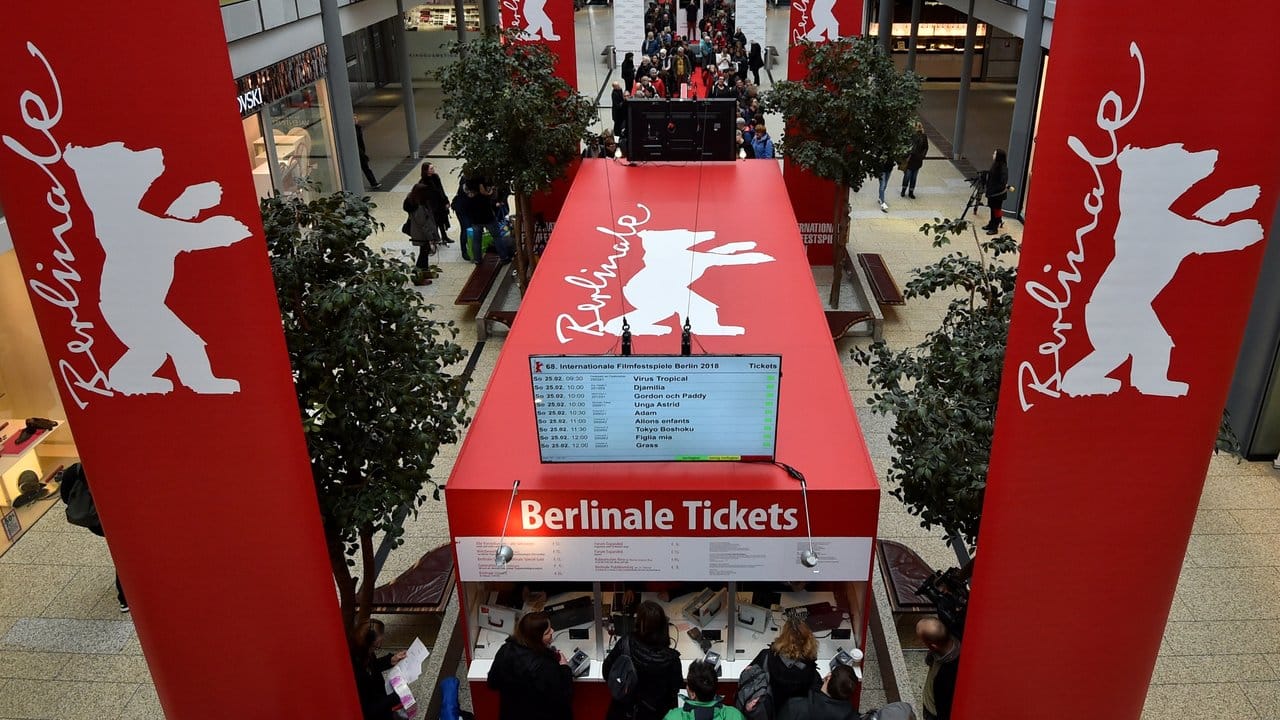 Lange Schlangen vor den Ticketschalter. Lange Schlangen vor den Ticketschalter.