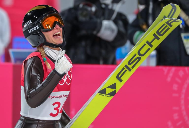 Auch Katharina Althaus durfte jubeln: Die 23-Jährige gewann Silber im Skispringen. 252,6 Punkte – nur Weltcup-Spitzenreiterin Maren Sundby (Norwegen) war noch besser.