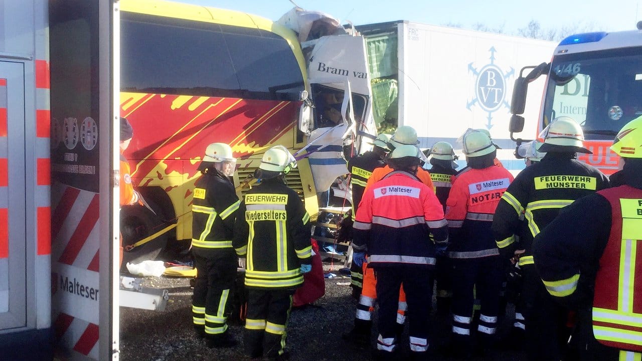 Ein Reisebus und ein Lastwagen sind nach einem Verkehrsunfall auf der Autobahn 3 bei Limburg ineinander verkeilt. Ein Reisebus und ein Lastwagen sind nach einem Verkehrsunfall auf der Autobahn 3 bei Limburg ineinander verkeilt.