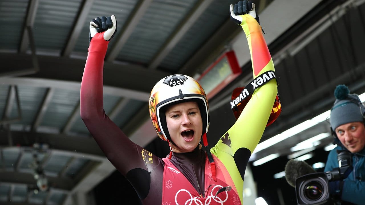 Rodlerin Dajana Eitberger aus Deutschland freut sich im Zielbereich über die Silbermedaille in Pyenogchang.