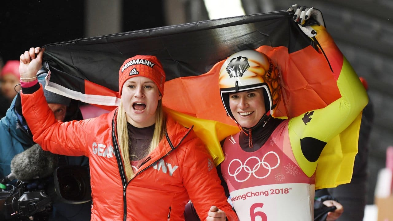 Die Rodlerinnen Natalie Geisenberger (r) und Dajana Eitberger (l) bejubeln ihre Gold- und Silber-Medaille.