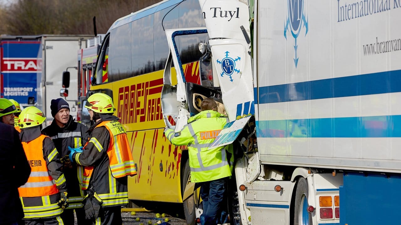 Sicherheitskräfte sichern den Unfallort auf der Autobahn 3 bei Limburg.