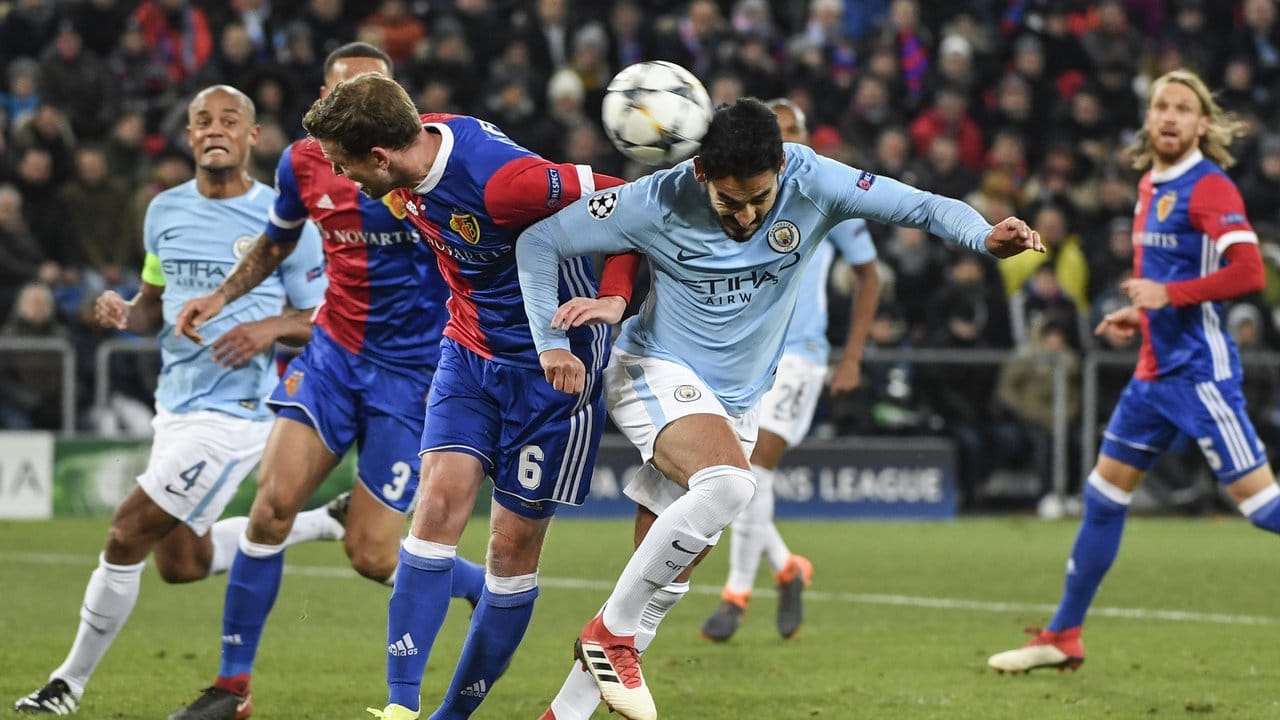Ilkay Gündogan köpft den Ball für Manchester City zum 1:0 gegen den FC Basel ein.