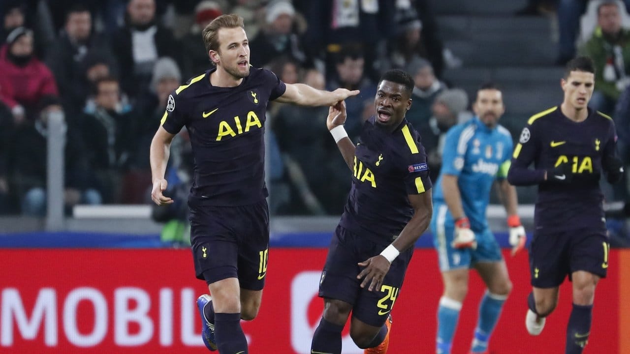 Tottenhams Torschütze Harry Kane (l) jubelt mit Serge Aurier über seinen Treffer zum 2:1.