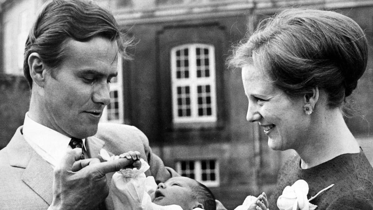 Ihren erstgeborenen Sohn Frederik präsentieren Prinzessin Margrethe von Dänemark und Ehemann Prinz Henrik am 01.