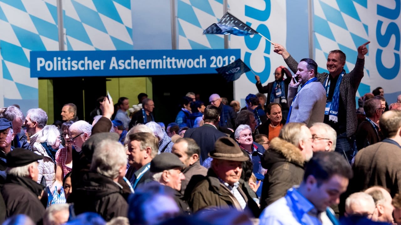 Passau: CSU-Anhänger kommen beim politischen Aschermittwoch in die Dreiländerhalle.