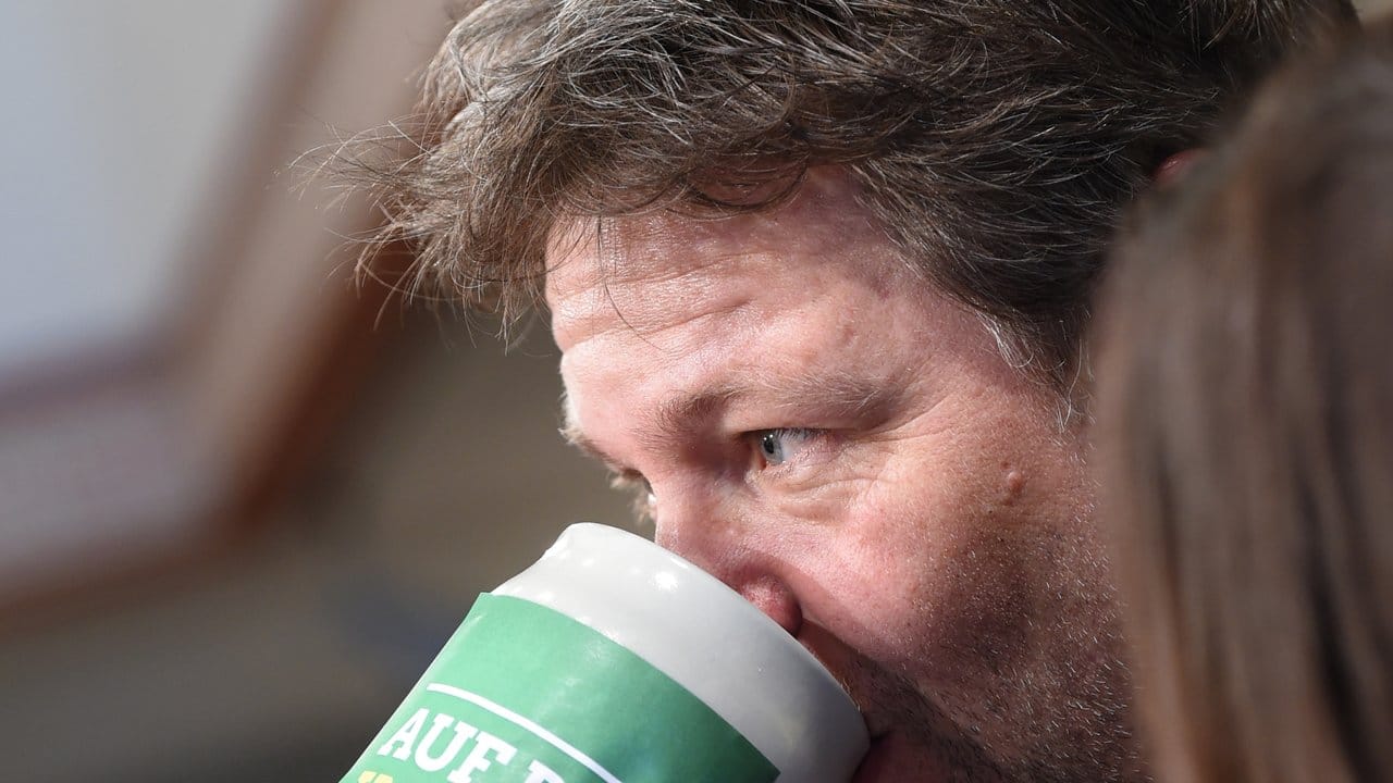 Robert Habeck, Bundesvorsitzender von Bündnis 90/Die Grünen, muss erstmal nach seiner Rede in Landshut einen Schluck trinken.