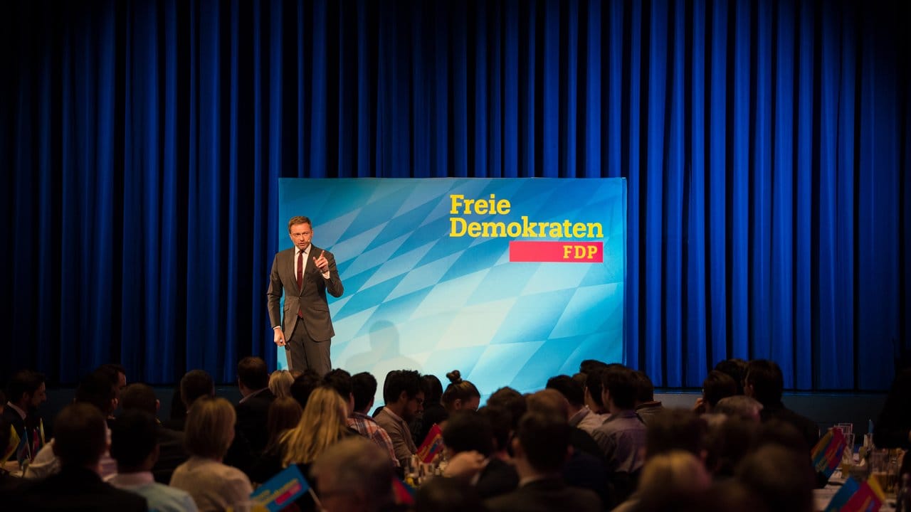 "Sprechen wir es mal offen aus: Nach zwölf Jahren ist auch die Methode Merkel an ein Ende gekommen", sagte FDP-Parteichef Christian Lindner in Dingolfing.