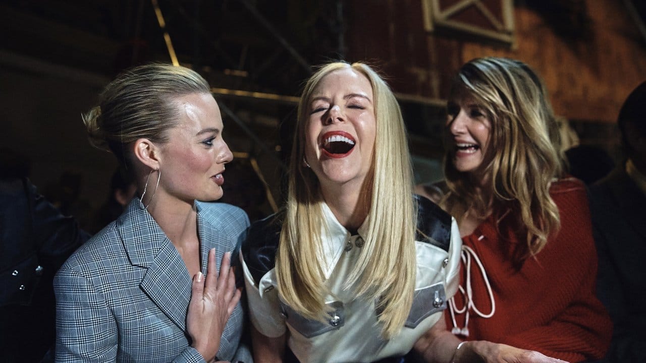 Die Oscar-nominierte Schauspielerin Margot Robbie ("I, Tonya") amüsiert sich mit Nicole Kidman (M) und Laura Dern (r) bei der Show von Calvin Klein.