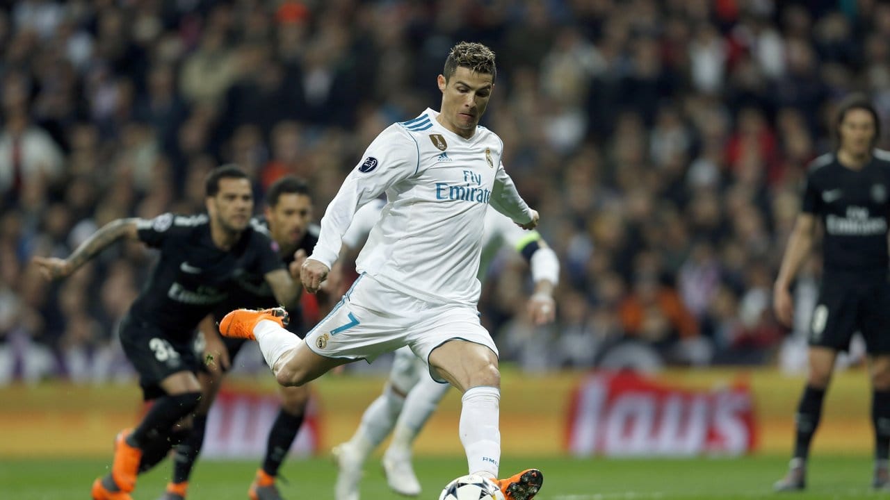 Cristiano Ronaldo schießt für Real Madrid per Elfmeter das Tor zum 1:1.