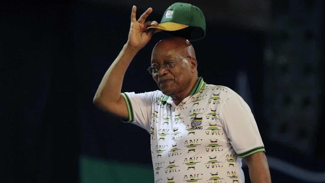 Südafrikas Präsident und bisheriger ANC-Vorsitzender Jacob Zuma nimmt seinen Hut und tritt zurück.
