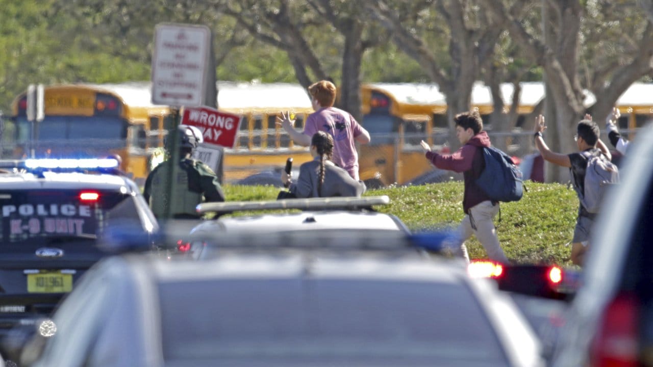 Schüler bringen sich in Sicherheit, nachdem an der Marjory Stoneman Douglas High School Schüsse gefallen sind.