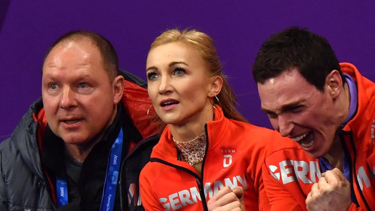 Bei der Wertung jubelten Savchenko und Massot mit ihrem Trainer Alexander König (l).