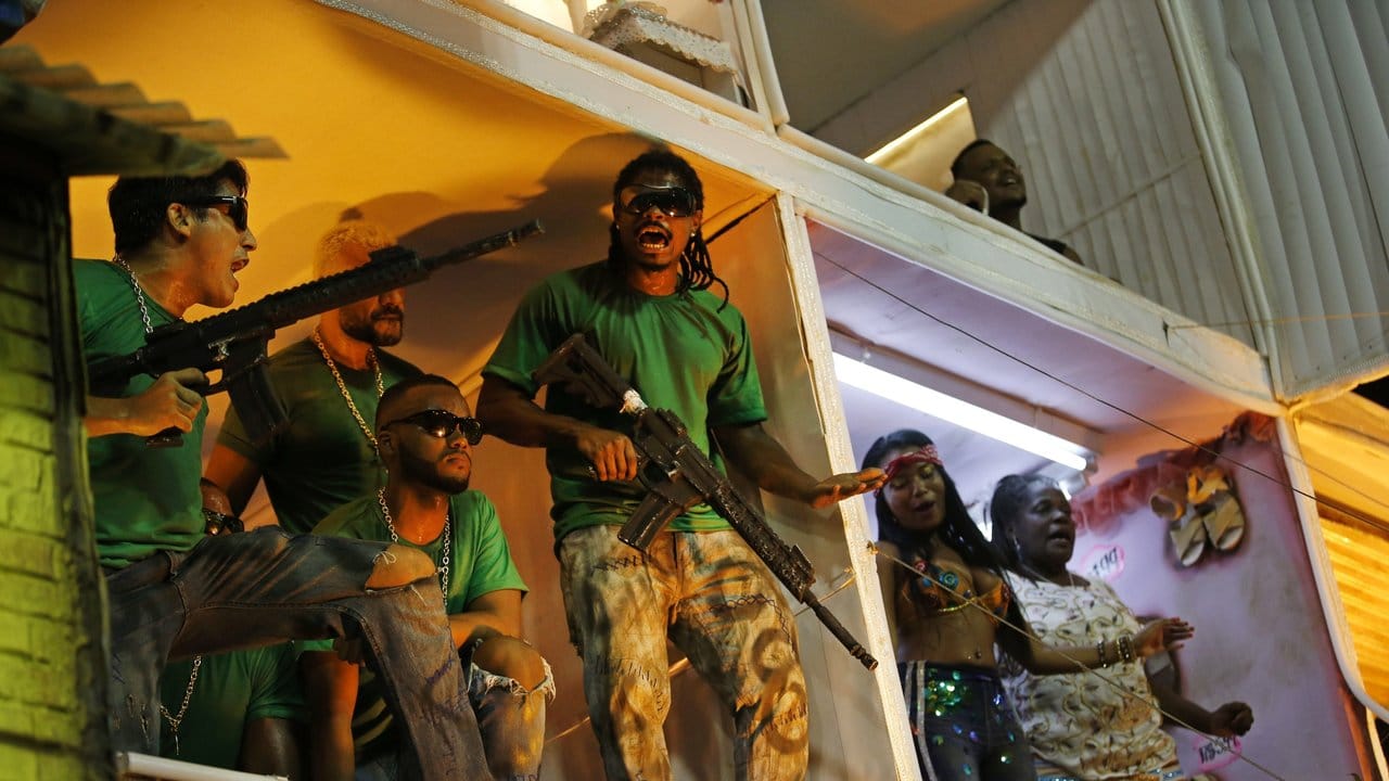 Die Beija-Flor-Tänzer ahmen stark bewaffnete Kriminelle und Gangster in den Favelas nach.