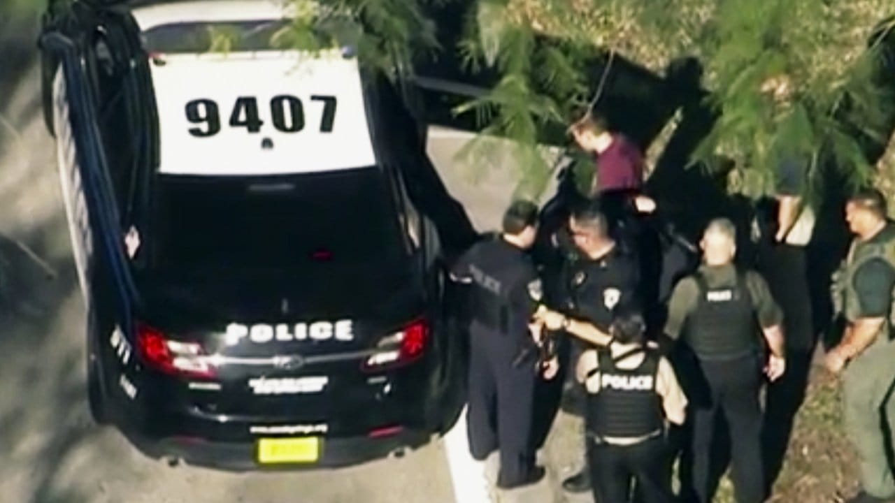 Das vom Fernsehsender WPLG-TV zur Verfügung gestellte Video-Standbild zeigt Einsatzkräfte der Polizei, die einen Mann festnehmen.
