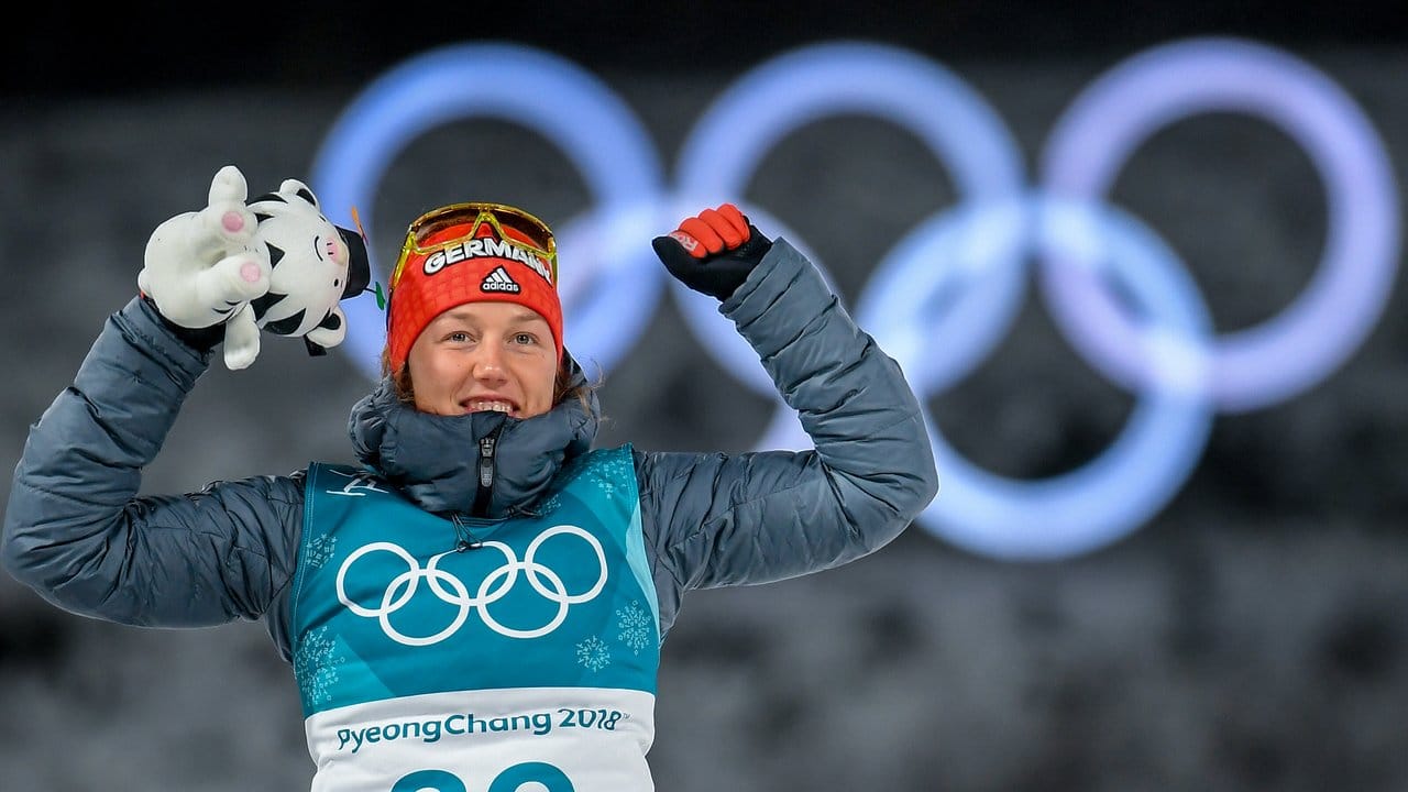 Biathlon-Star Laura Dahlmeier jubelt über ihren dritten Platz im Einzelrennen.