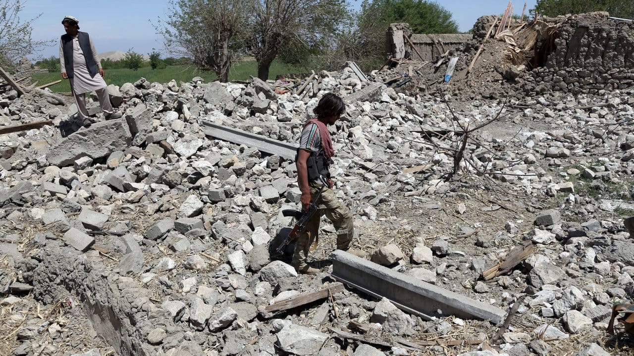 Ein afghanischer Soldat läuft in der Ortschaft Asad Khil über die Trümmer eines Hauses, das durch eine amerikanische Riesenbombe zerstört wurde. Ein afghanischer Soldat läuft in der Ortschaft Asad Khil über die Trümmer eines Hauses, das durch eine amerikanische Riesenbombe zerstört wurde.
