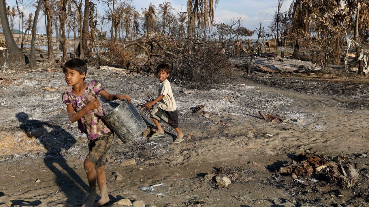 Ein niedergebranntes Dorf in Myanmar.