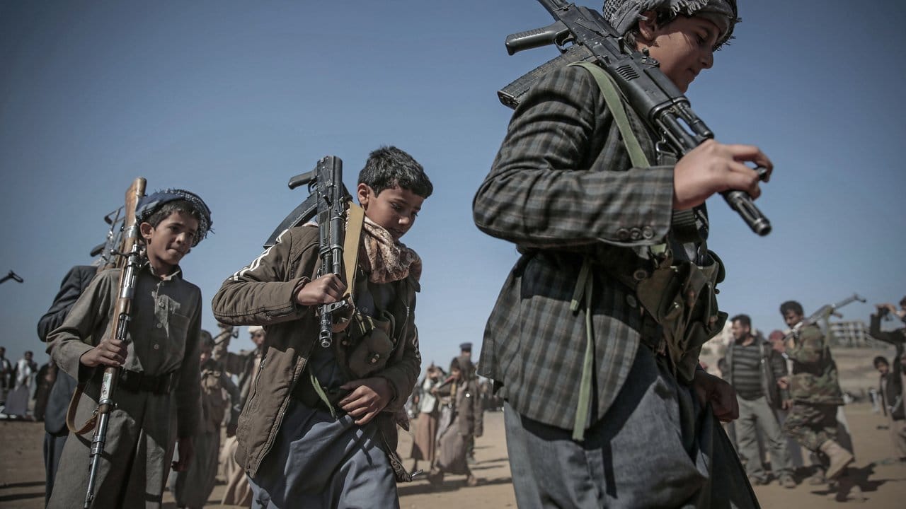 Jungen mit Gewehren bei einer Rekrutierungsversammlung der Huthi-Rebellen im Jemen.