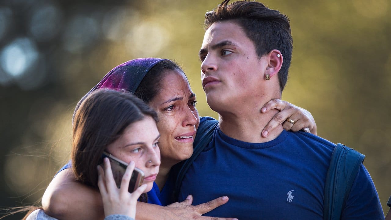 Überlebt: Eine Angehörige umarmt zwei Schüler der Marjory Stoneman Douglas High School nach den tödlichen Schüssen.